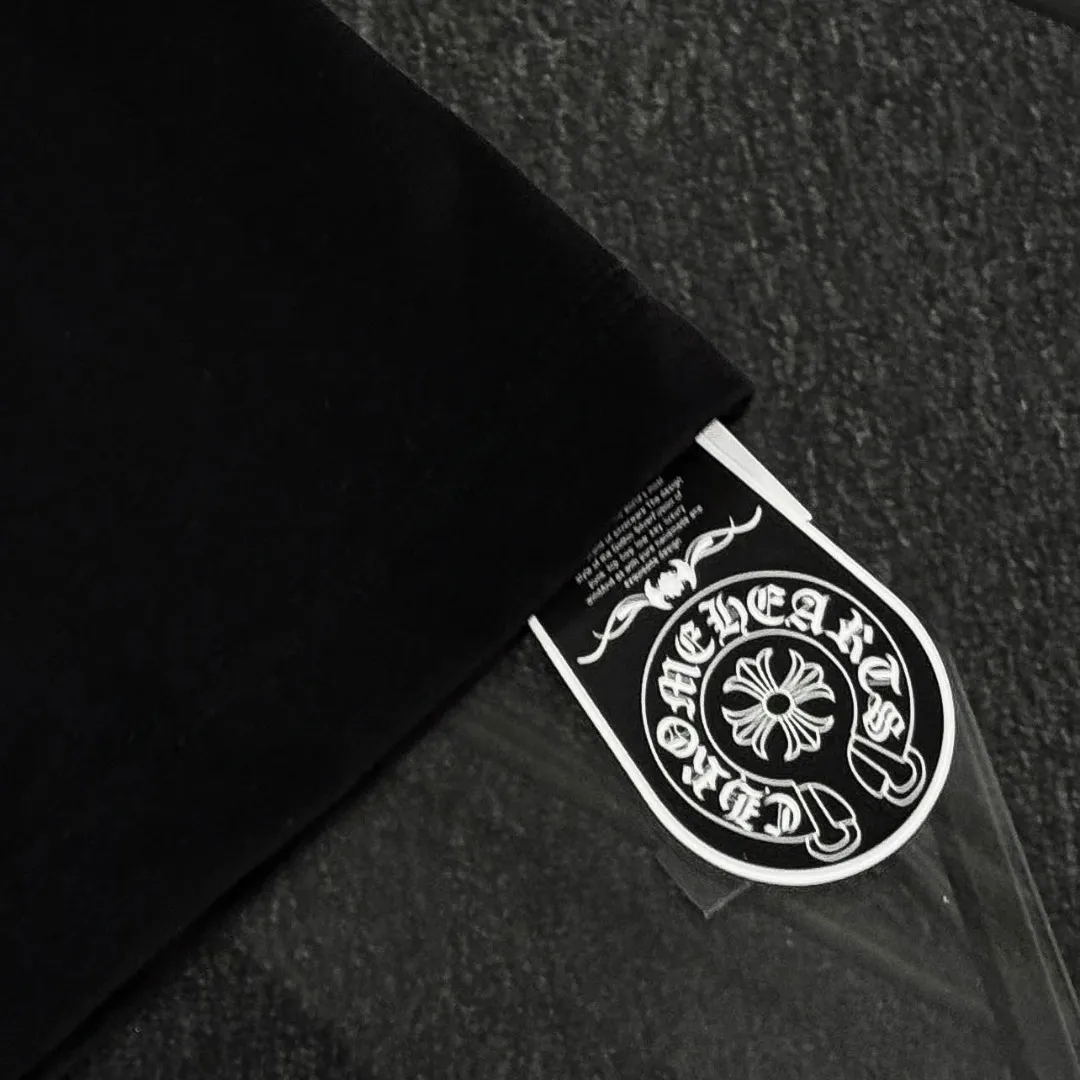 P170 Chrome Hearts Chrome Hearts 25 high-end versions. The fabric is made of 300 grams of high-density pure cotton. It does not deform or shrink. It has three labels. It is the same style for men and women. Technology: Digital printing. Color: White. Black. SIZE: S-XL.